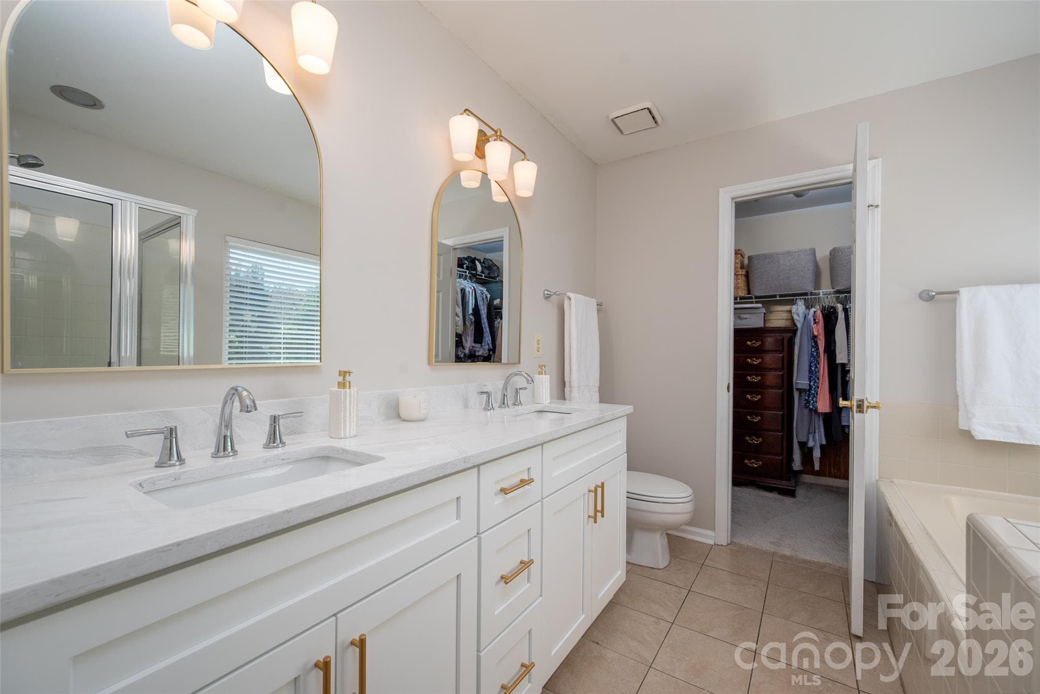 Ensuite bath & closet - 15229 Dartford Lane, Mint Hill