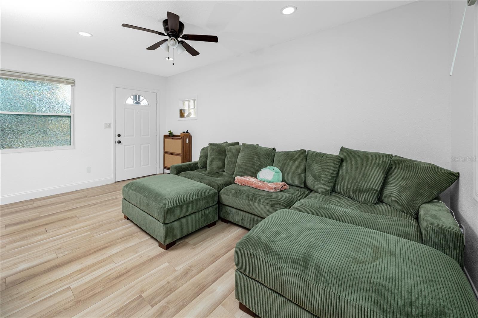 Single Family Residence at 5735 BURLINGTON AVE N, ST PETERSBURG, photo 9 of 38