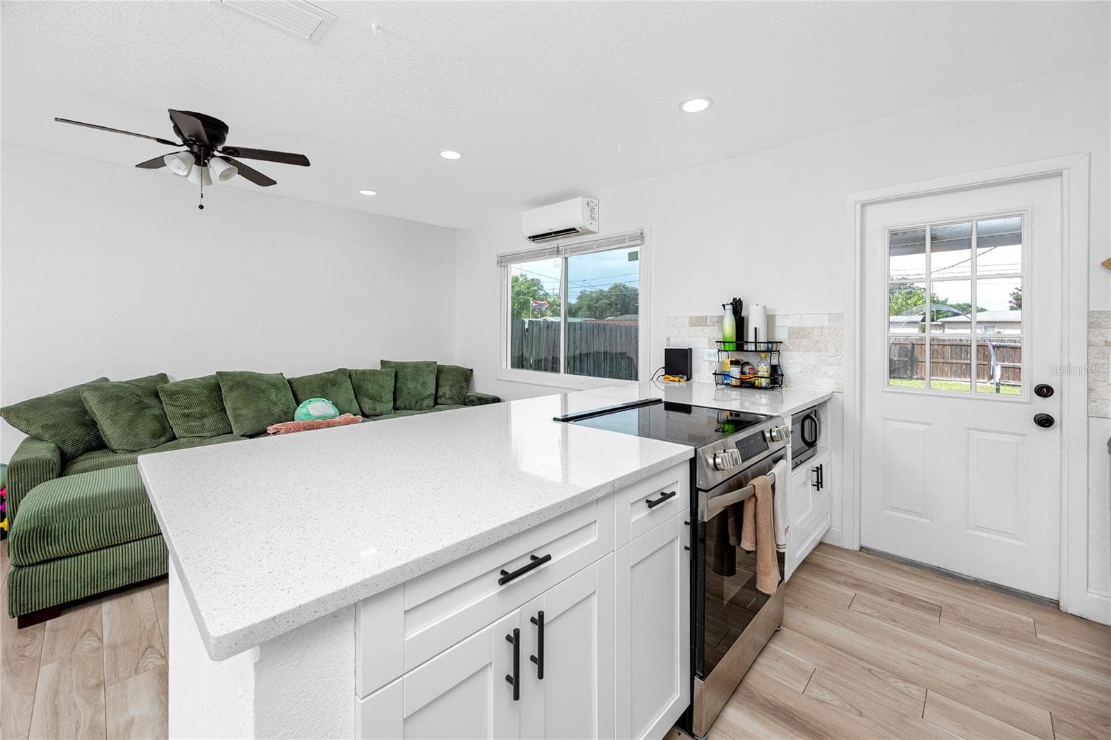 Single Family Residence at 5735 BURLINGTON AVE N, ST PETERSBURG, photo 15 of 38