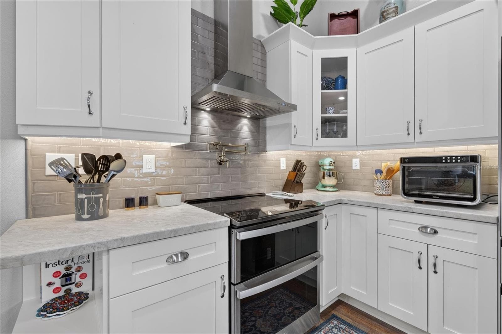 Soft Close White Shaker Wood Cabinets with Crown Molding - 8185 SPANISH OAK DR, SPRING HILL