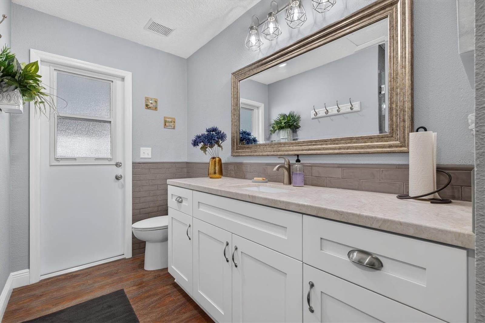 Updated Guest Bathroom 2 with Pool Access - 8185 SPANISH OAK DR, SPRING HILL