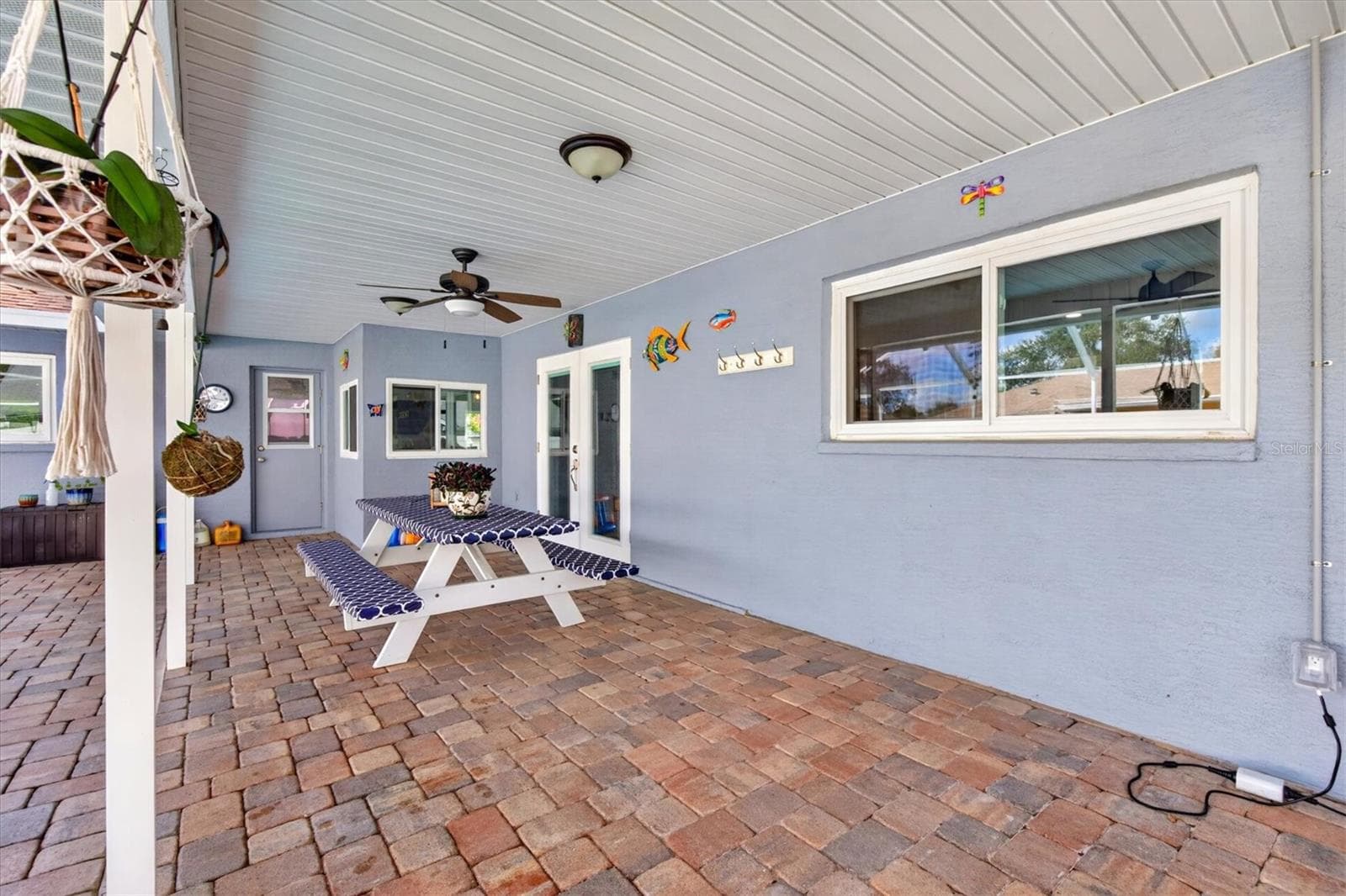 Lots of Space to Entertain - 8185 SPANISH OAK DR, SPRING HILL
