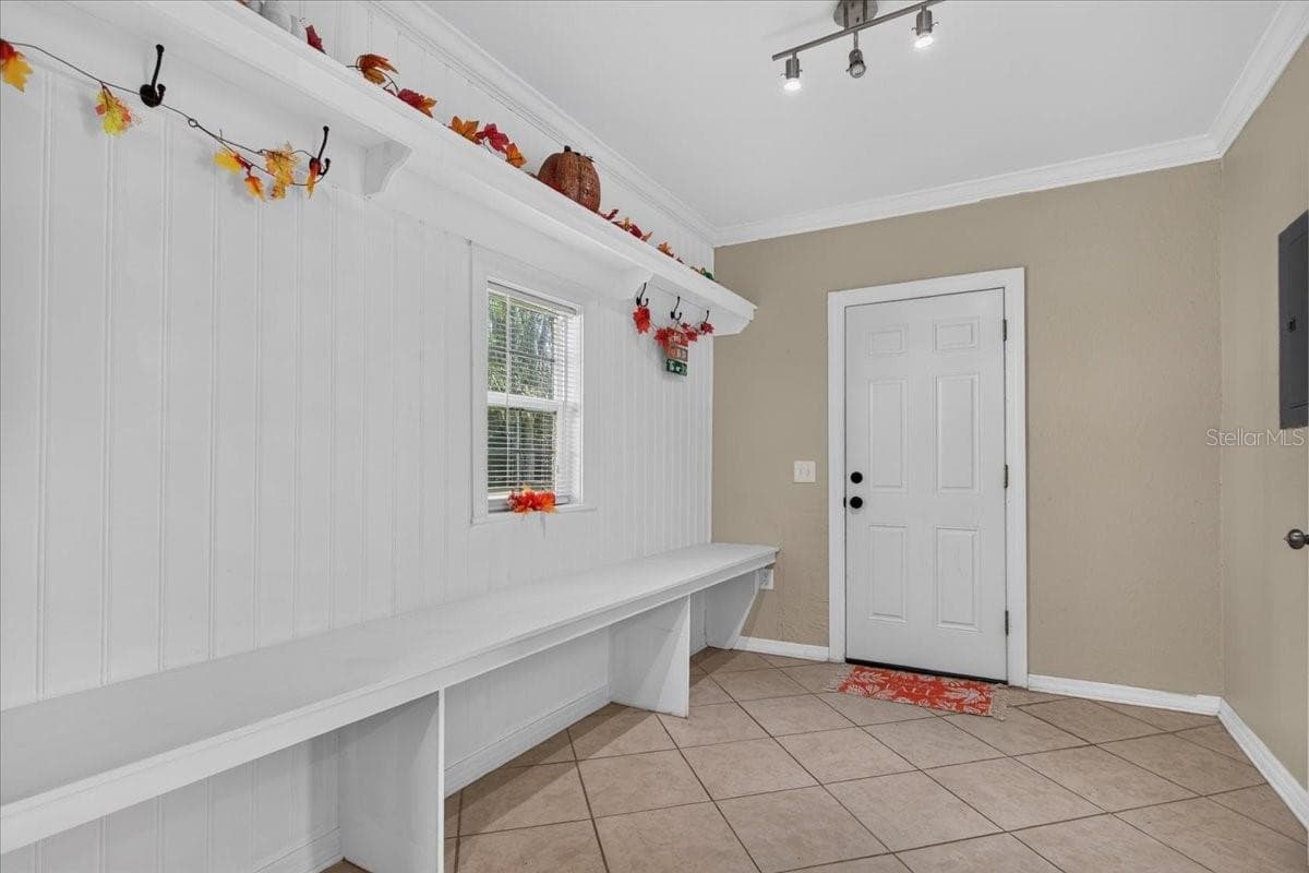 A spacious "mud room" for shoes and whatever you want here! - 24683 W US HIGHWAY 27, HIGH SPRINGS