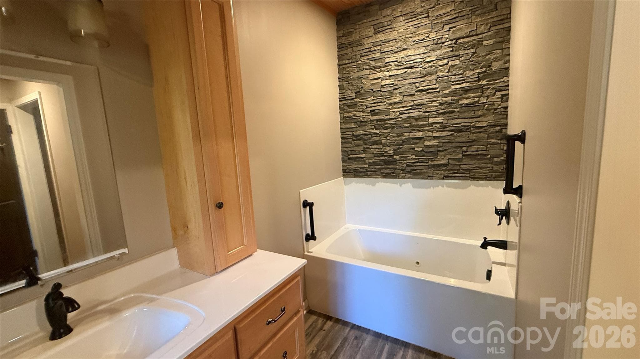 Primary Ensuite Bath with Tub - 36934 Tercher Road, New London