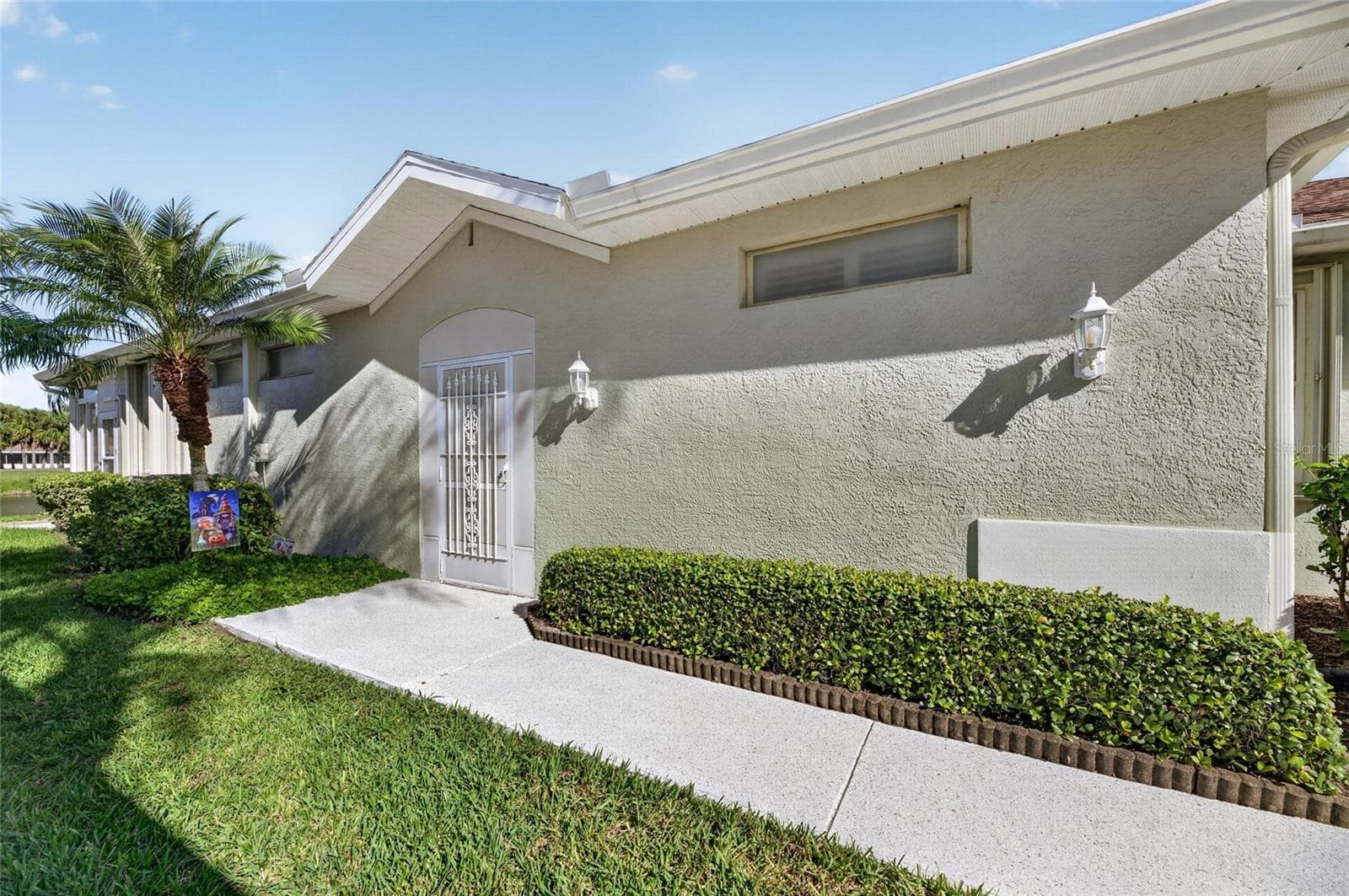 Privacy Screened Entry - 1229 HUNTINGTON GREENS DR #12, SUN CITY CENTER