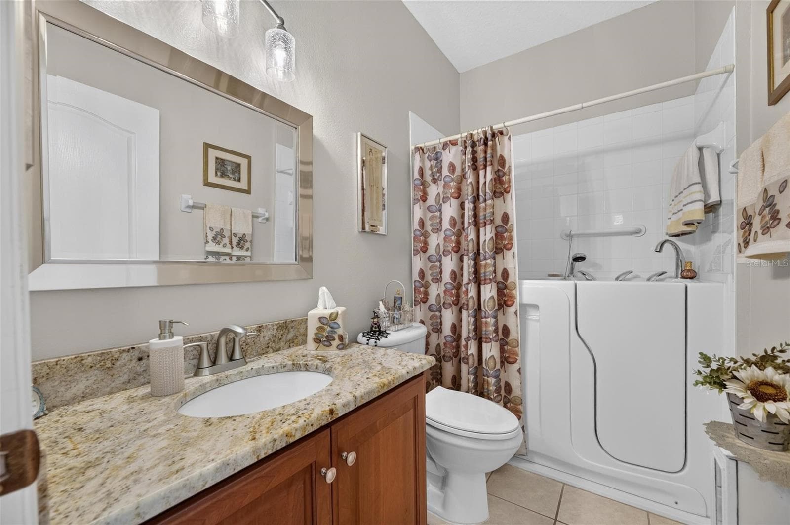 Guest Bathroom with Walk-in Tub - 1229 HUNTINGTON GREENS DR #12, SUN CITY CENTER