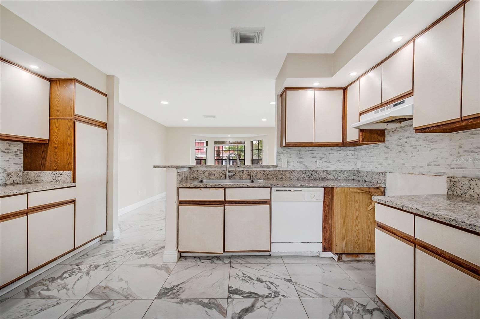 Single Family Residence at 301 BLUE BAYOU DR, KISSIMMEE, photo 12 of 44