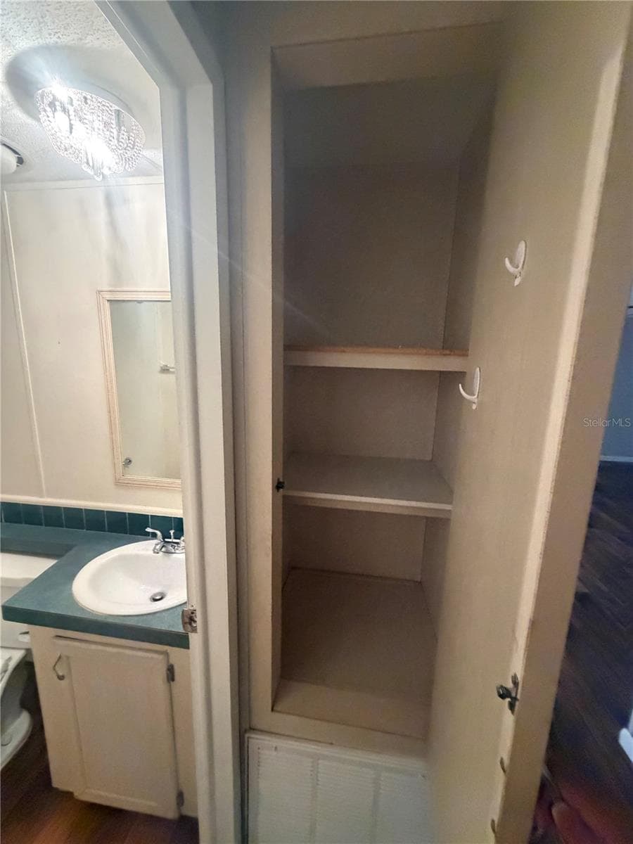 hall storage - 4909 MERRIN RD, PLANT CITY