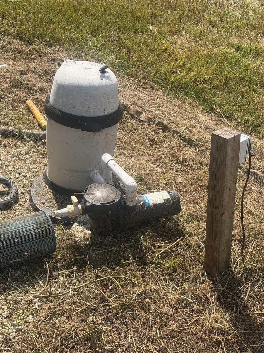 Pool pump - 4909 MERRIN RD, PLANT CITY