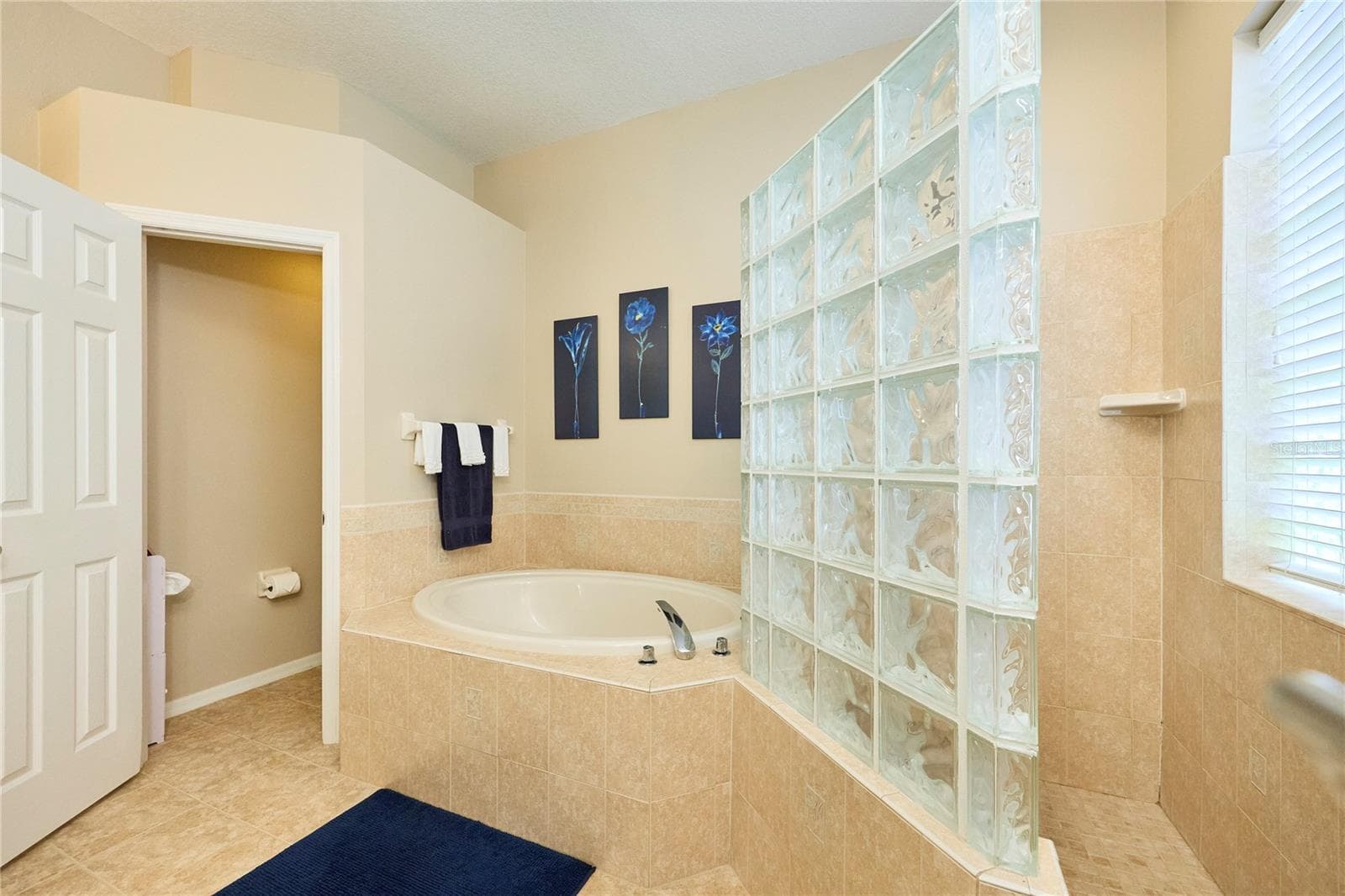 Single Family Residence at 18016 ROYAL FOREST DR, TAMPA, photo 30 of 71