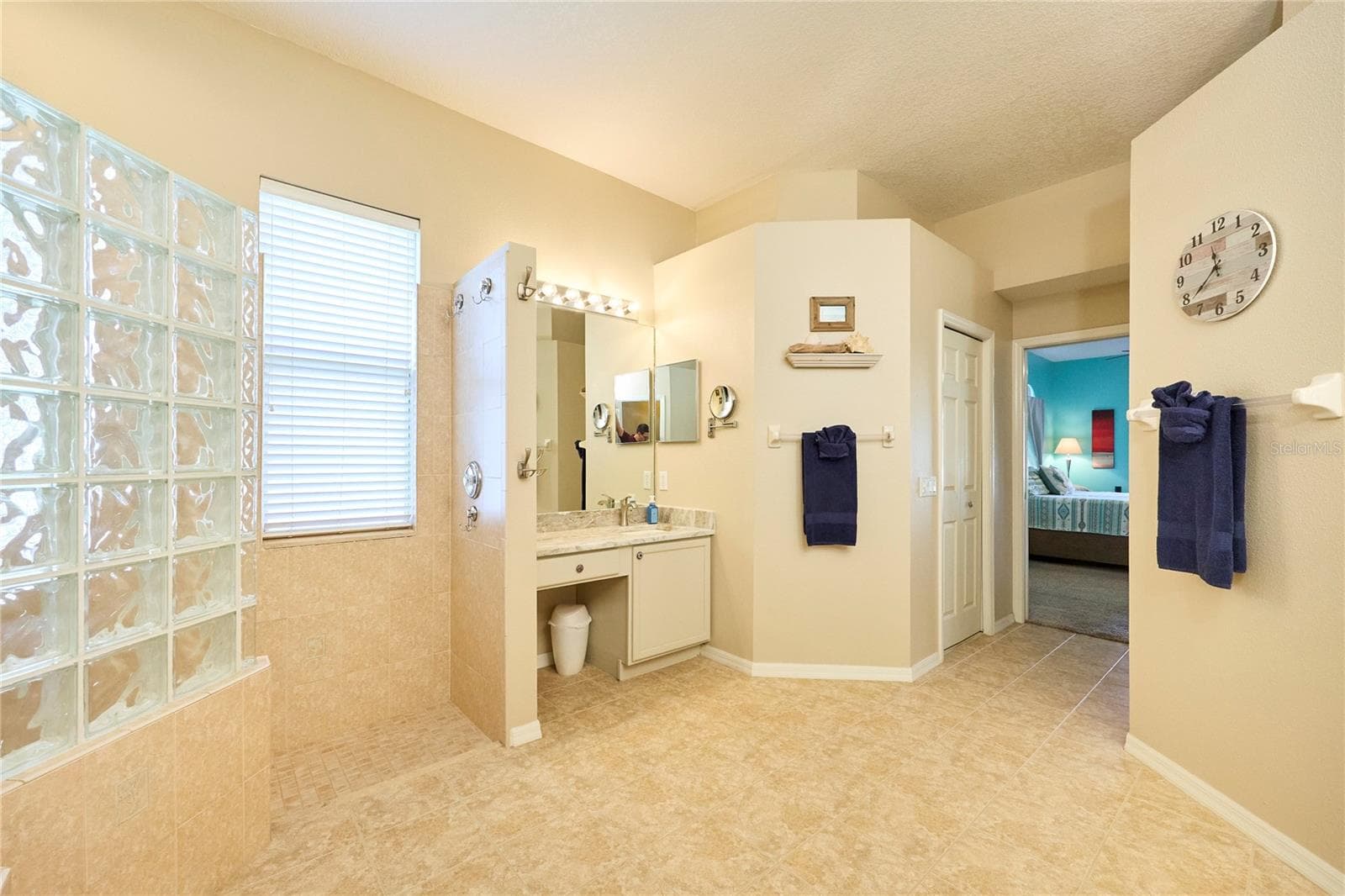 Single Family Residence at 18016 ROYAL FOREST DR, TAMPA, photo 34 of 71
