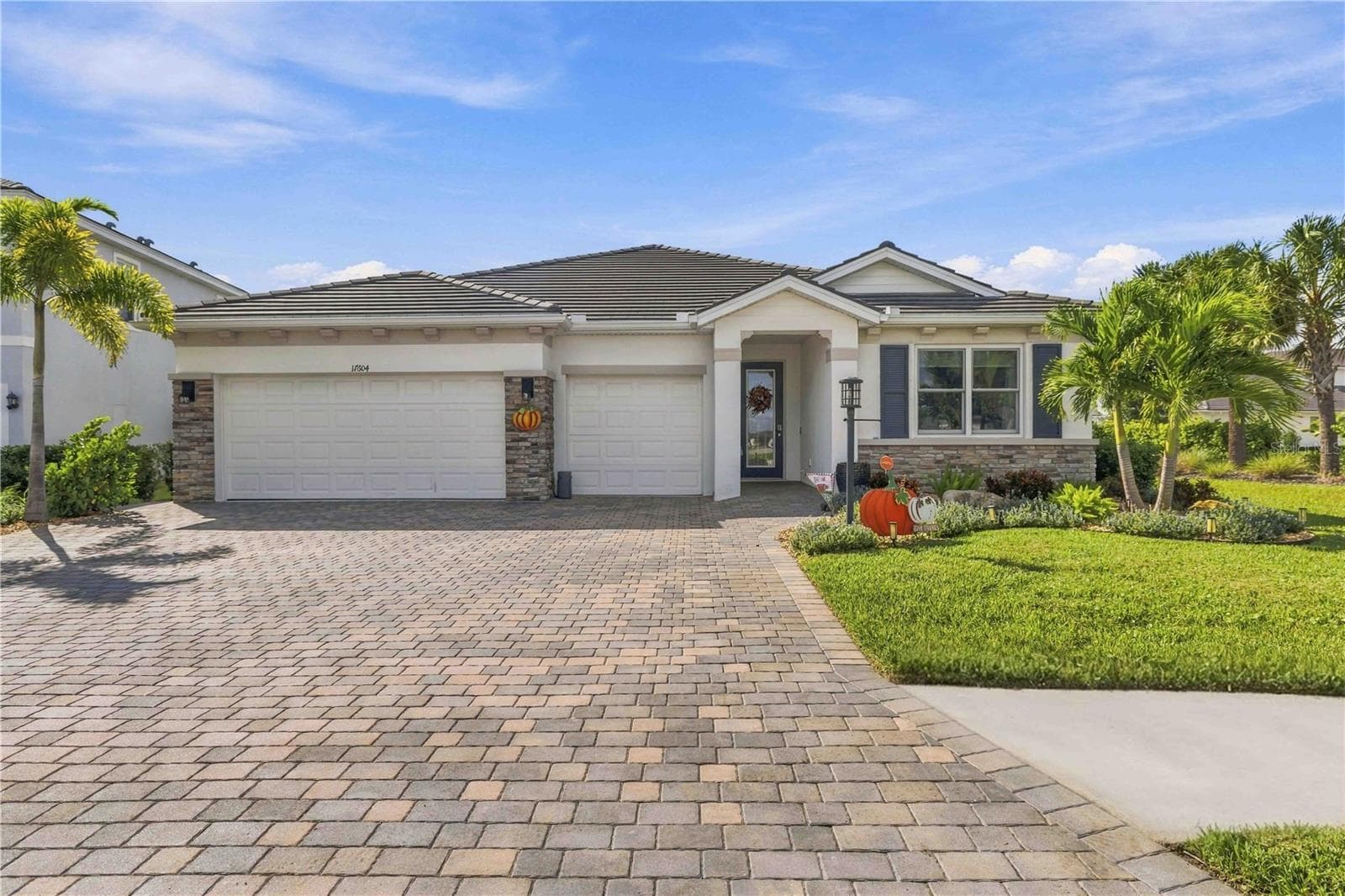 3 car garage, paver driveway, tile roof - 17604 BARLEY DR, LAKEWOOD RANCH