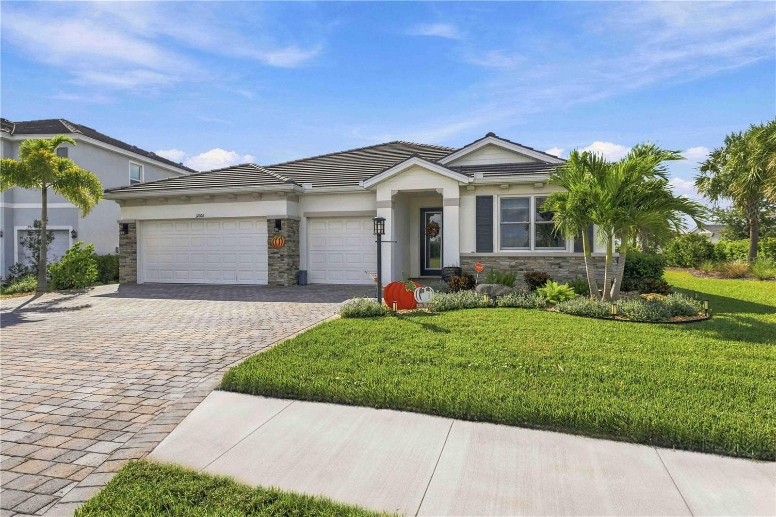 3 car garage, paver driveway, tile roof - 17604 BARLEY DR, LAKEWOOD RANCH