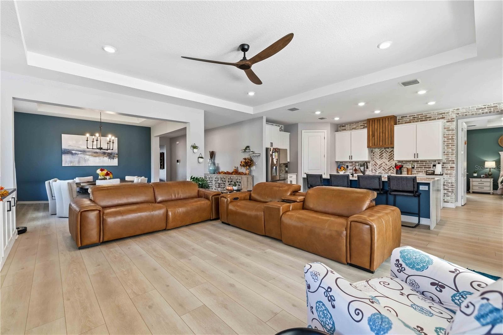 oversized family room - 17604 BARLEY DR, LAKEWOOD RANCH