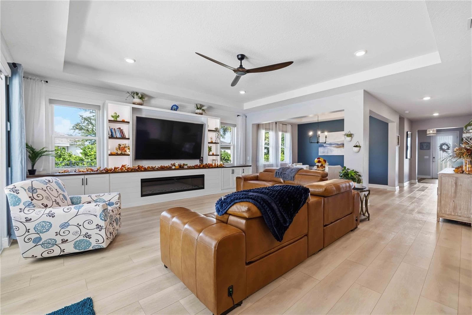 family room with hurricane rated windows + slider and custom built-ins - 17604 BARLEY DR, LAKEWOOD RANCH