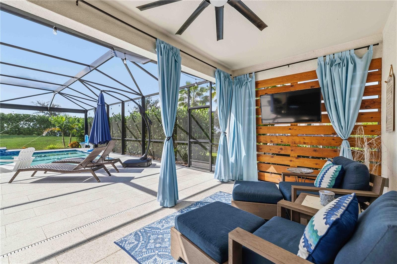 outdoor living oasis with cabana style privacy feature wall - 17604 BARLEY DR, LAKEWOOD RANCH