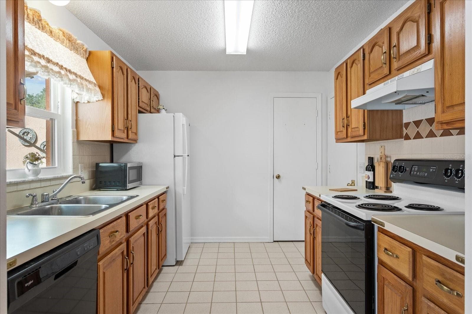 Villa at 952 AVALON AVE. AVE, THE VILLAGES, photo 4 of 27