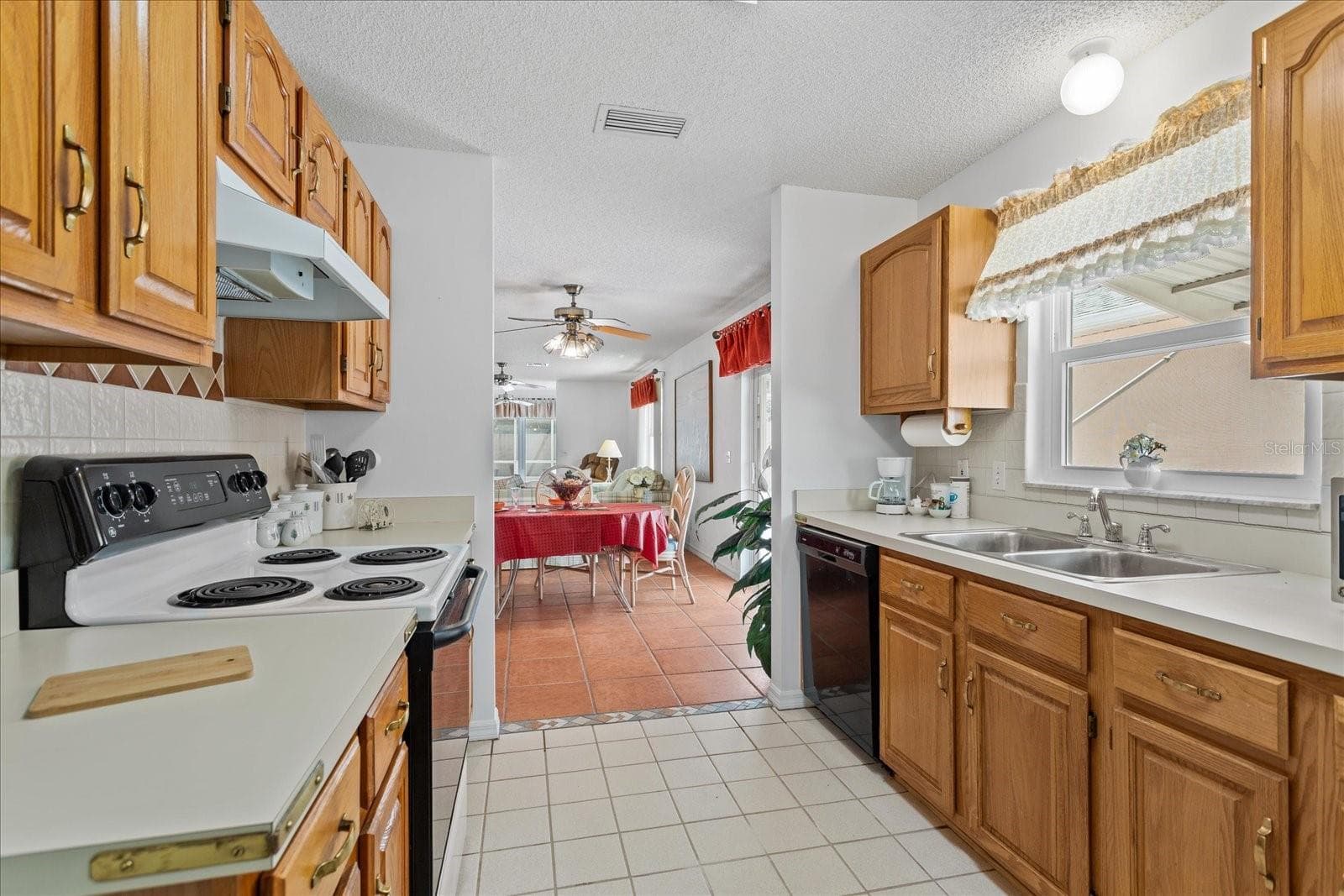 Villa at 952 AVALON AVE. AVE, THE VILLAGES, photo 5 of 27