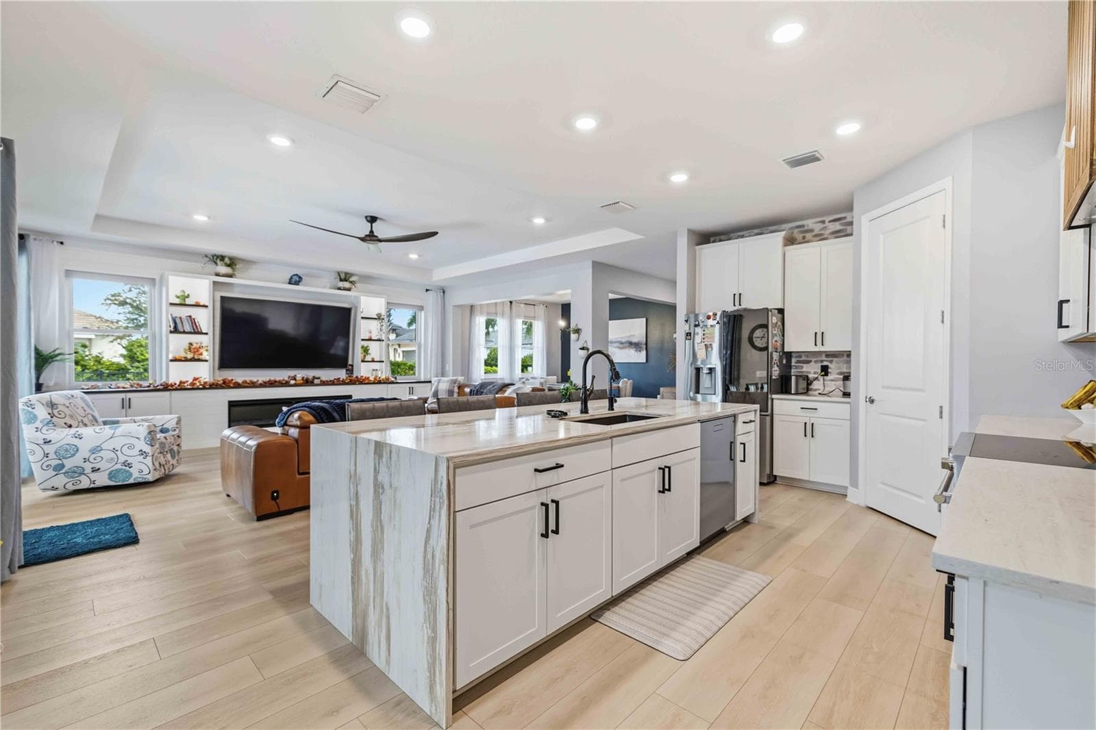 waterfall quartz countertop - 17604 BARLEY DR, LAKEWOOD RANCH