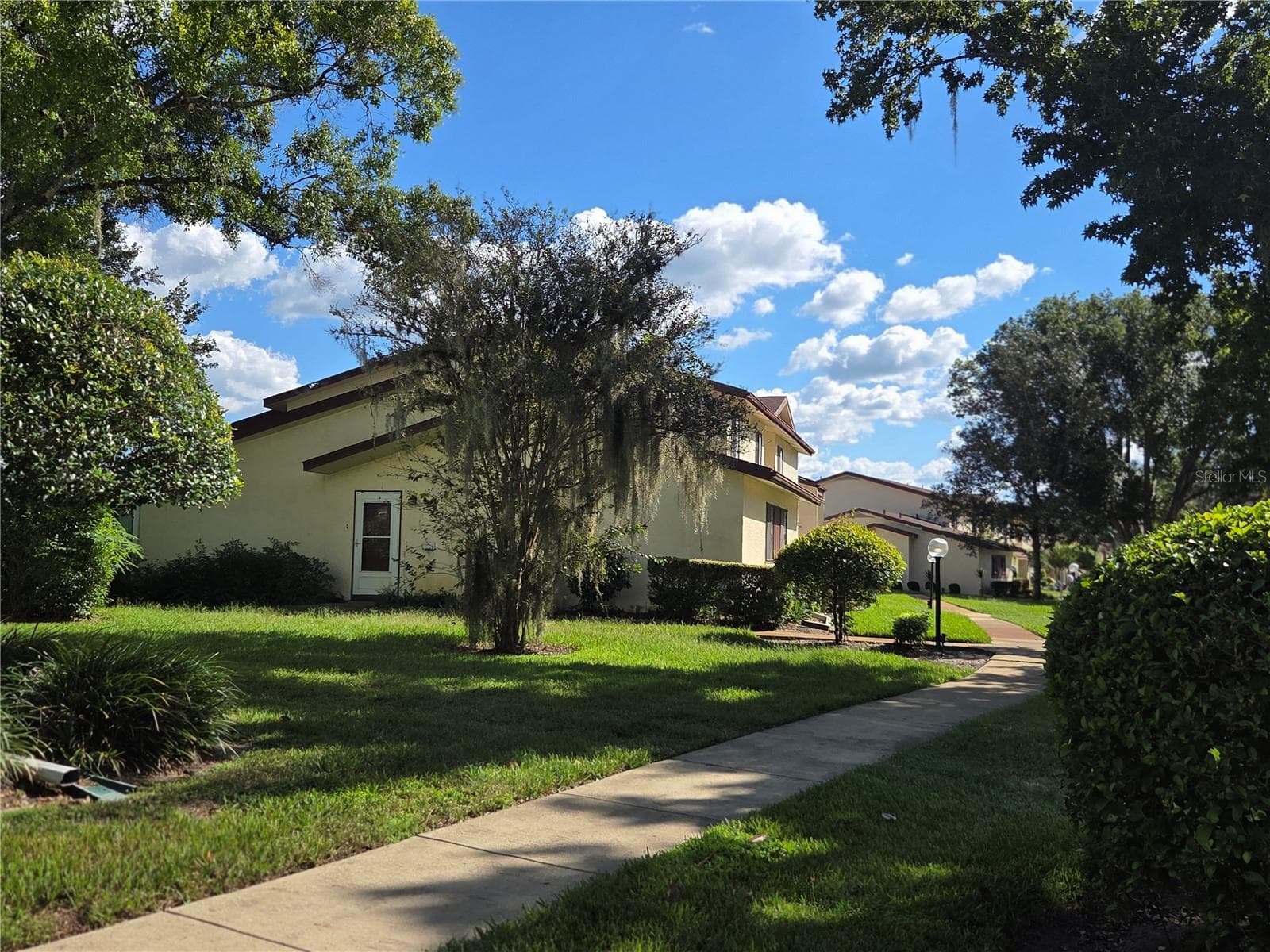 Walking path - 610 MIDWAY DR #A, OCALA