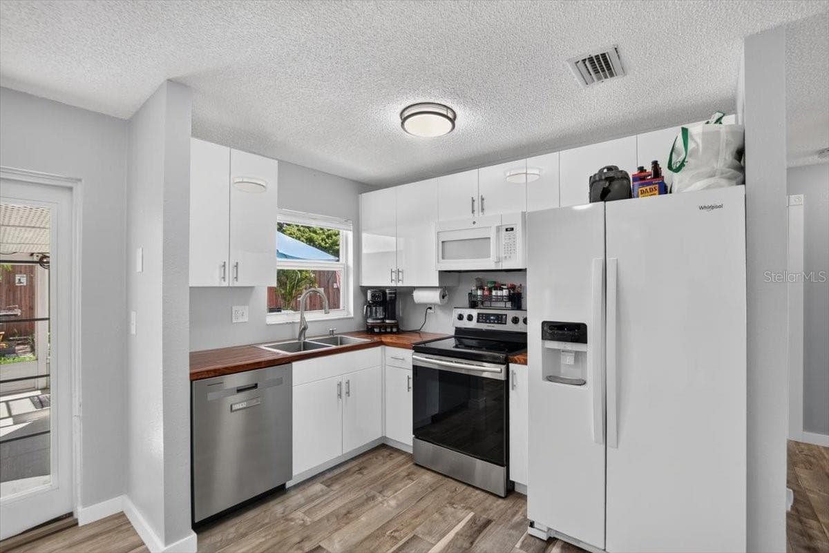 Single Family Residence at 6205 FAIRWAY BLVD, APOLLO BEACH, photo 4 of 42