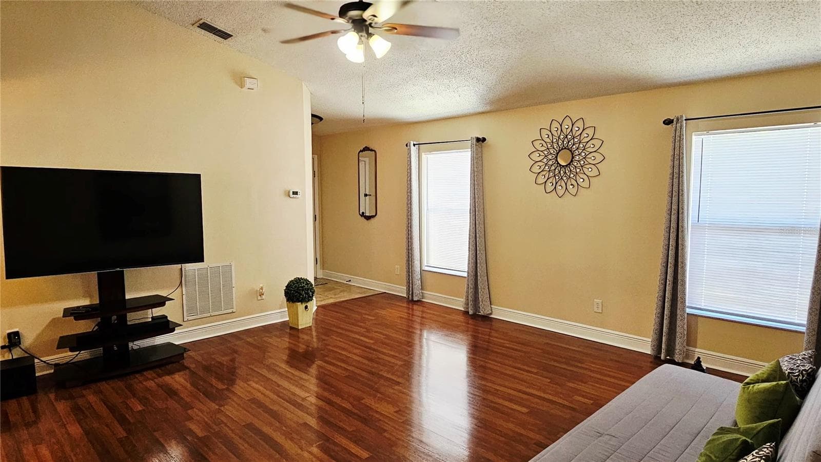 Living Room W/Vaulted Ceilings - 8632 FOLEY DR, ORLANDO