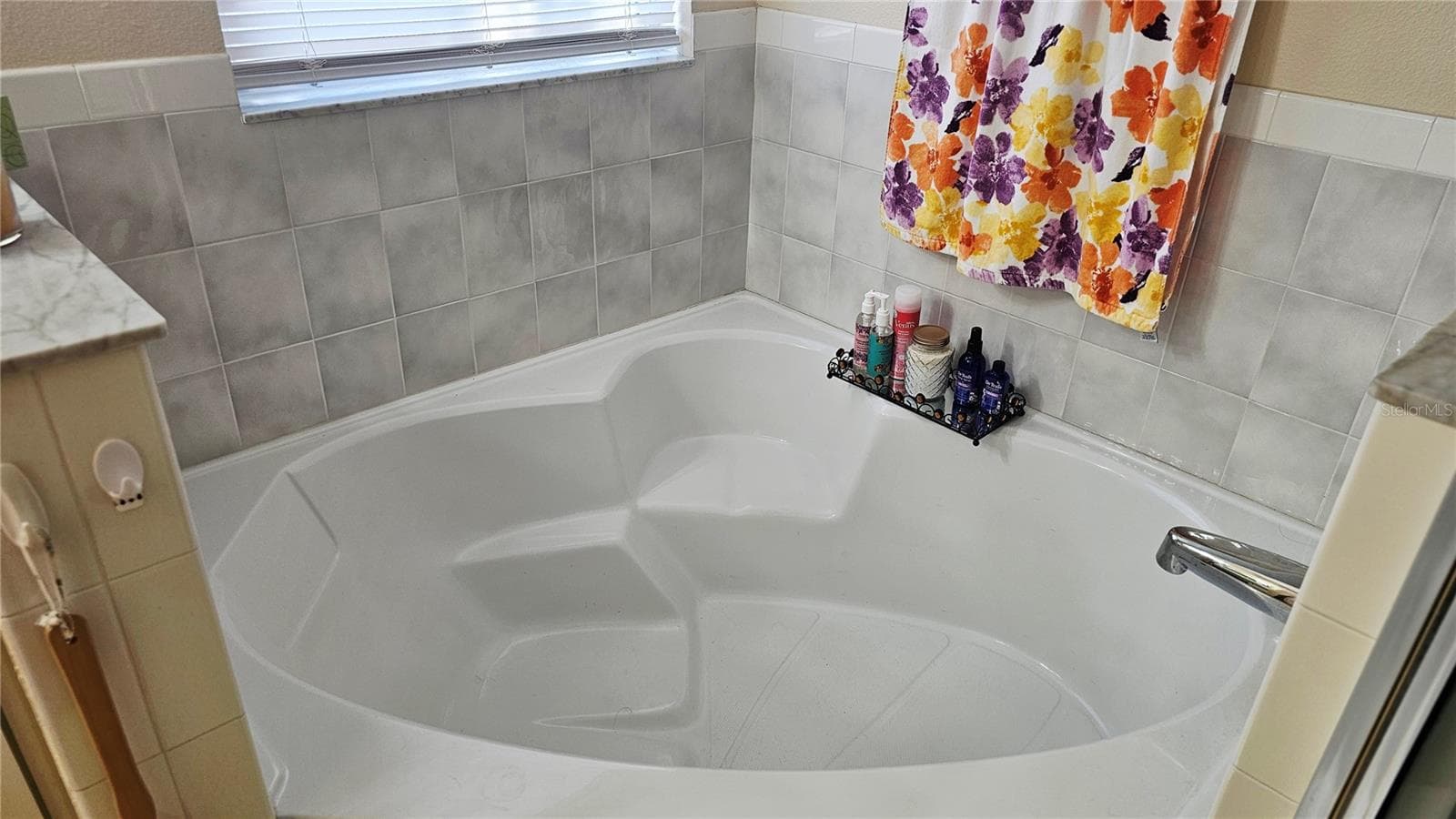 Primary Bath-Soaking Garden Tub - 8632 FOLEY DR, ORLANDO