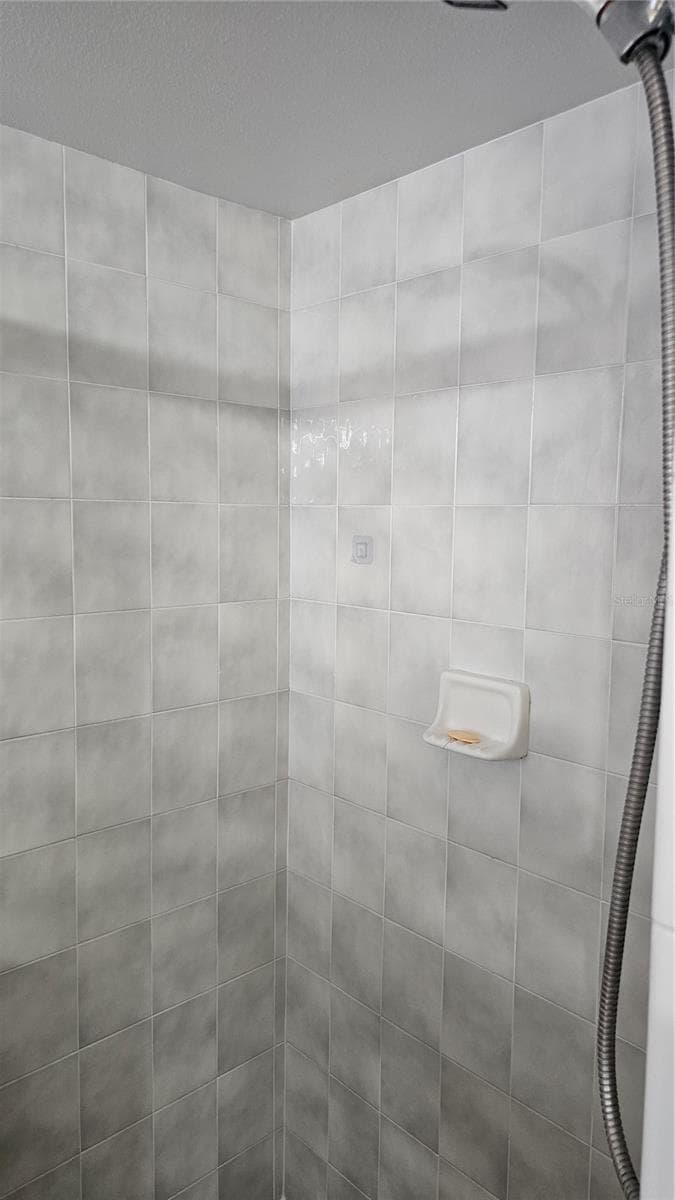 Primary Bath-Dual Sinks, Garden Tub &Shower - 8632 FOLEY DR, ORLANDO