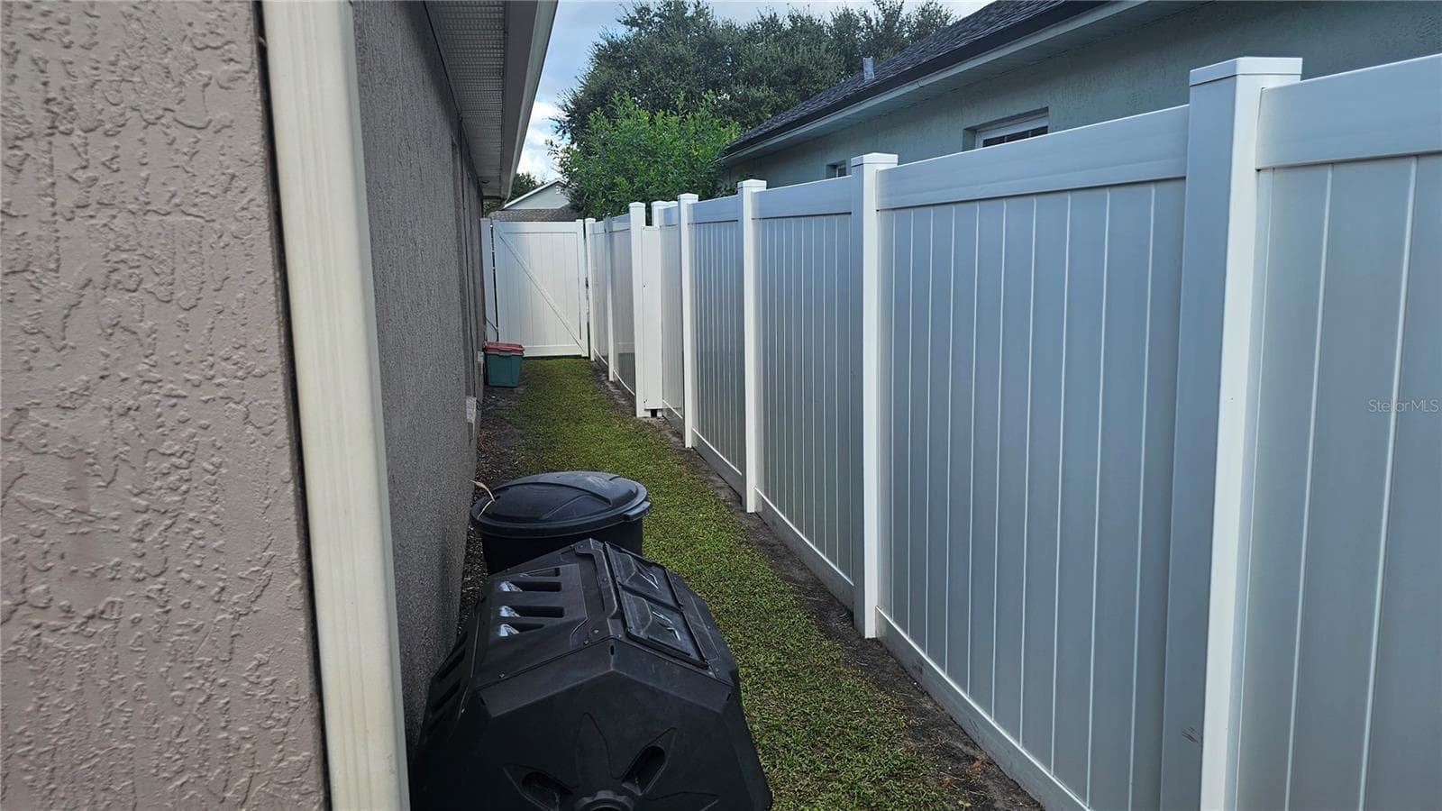 Side Elevation & Backyard View - 8632 FOLEY DR, ORLANDO