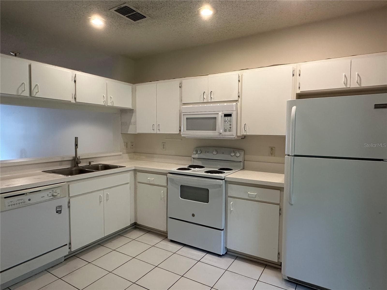 Townhouse at 8627 HUNTERS KEY CIR, TAMPA, photo 2 of 18