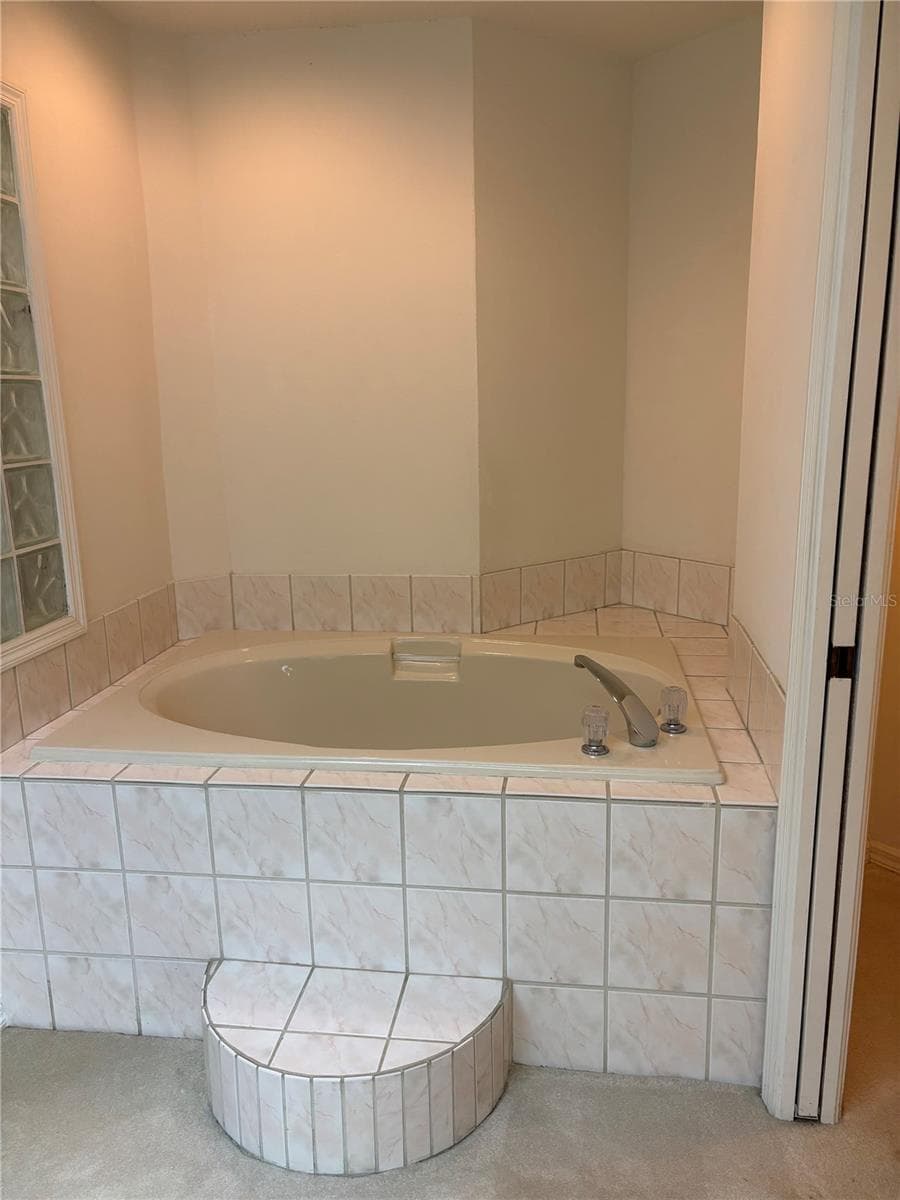 Primary garden tub - 402 DATE PALM CT NE, ST PETERSBURG