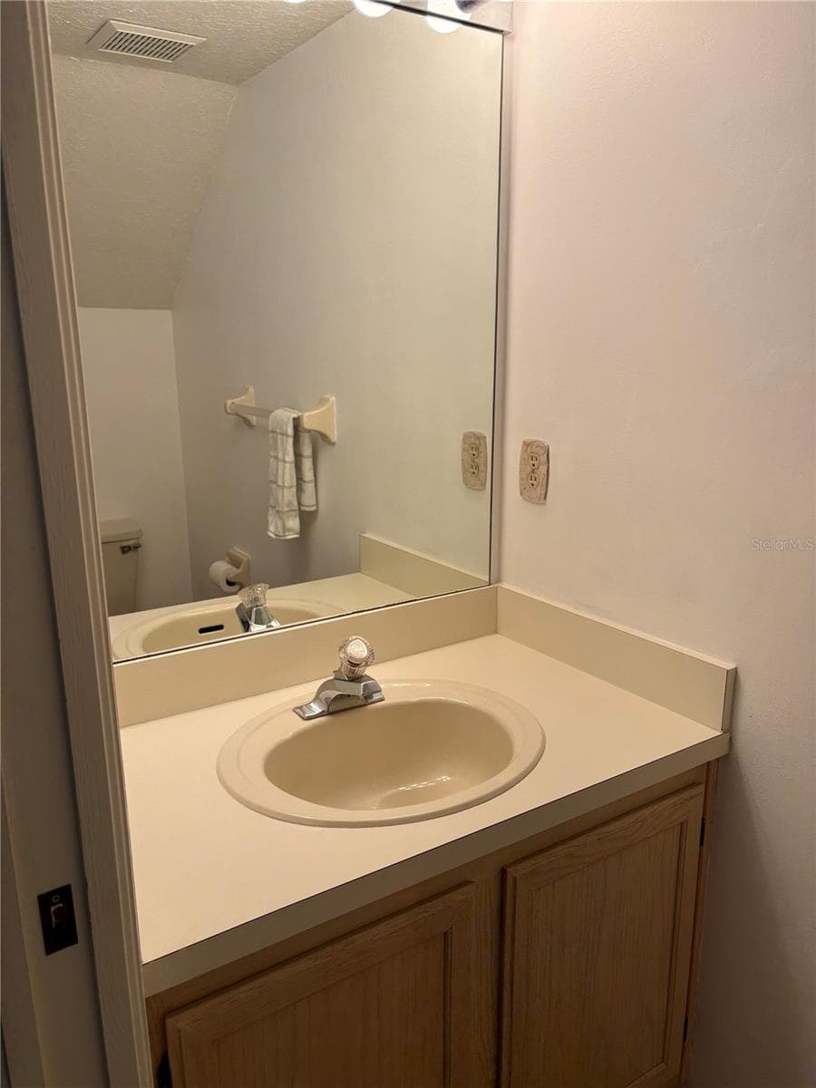 Half bath downstairs - 402 DATE PALM CT NE, ST PETERSBURG