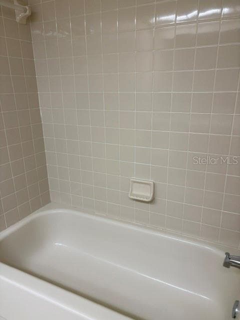 guest bath upstairs - 402 DATE PALM CT NE, ST PETERSBURG