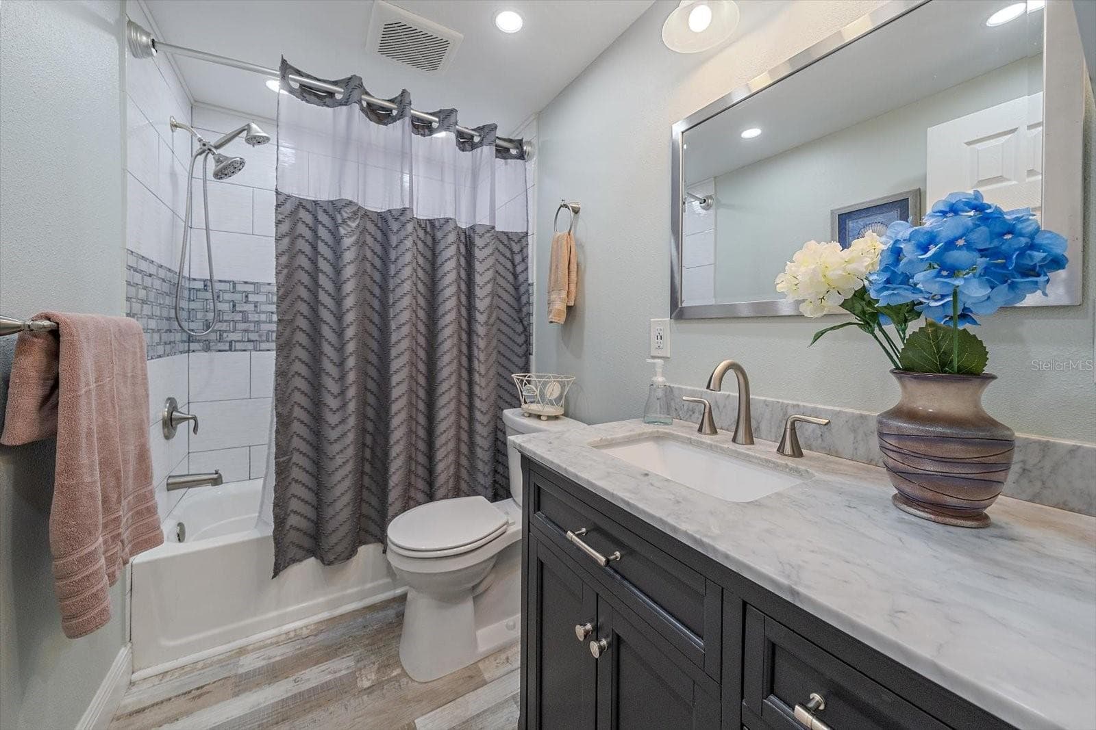 Guest Bathroom - 102 DEL RIO DR, PALMETTO