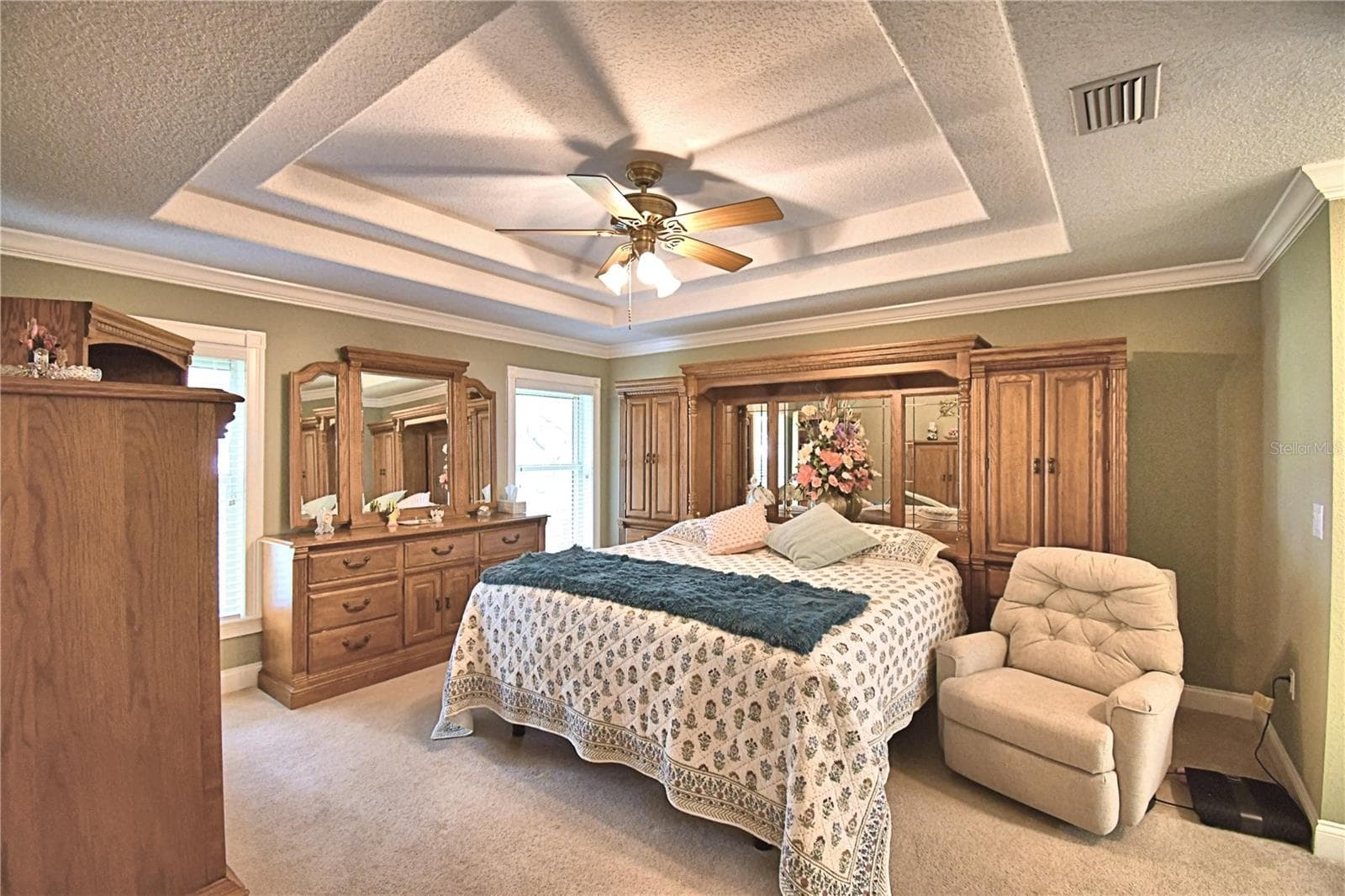 Master bedroom with tray ceilings and lake view - 2391 S LAKE REEDY BLVD, FROSTPROOF
