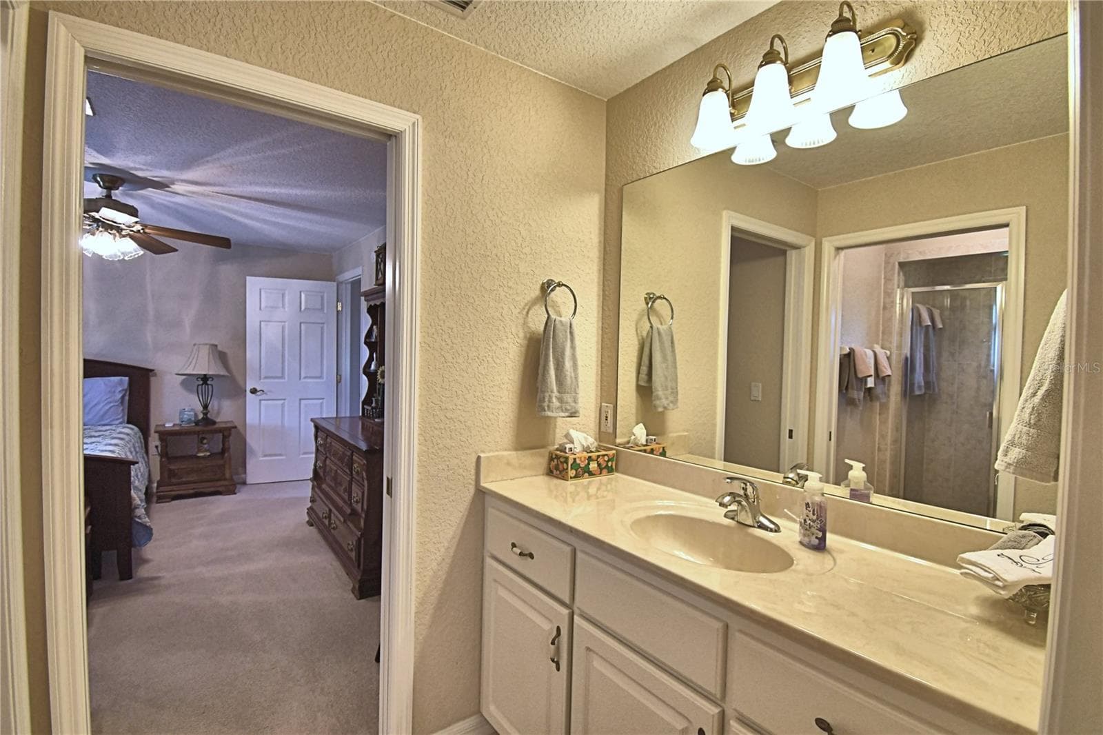 Jack & Jill full Bathroom - 2391 S LAKE REEDY BLVD, FROSTPROOF