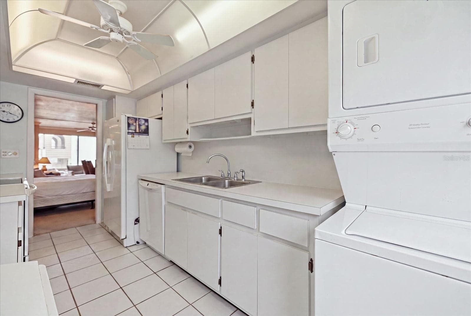 Kitchen + Washer and Dryer - 1555 TARPON CENTER DR #116, VENICE