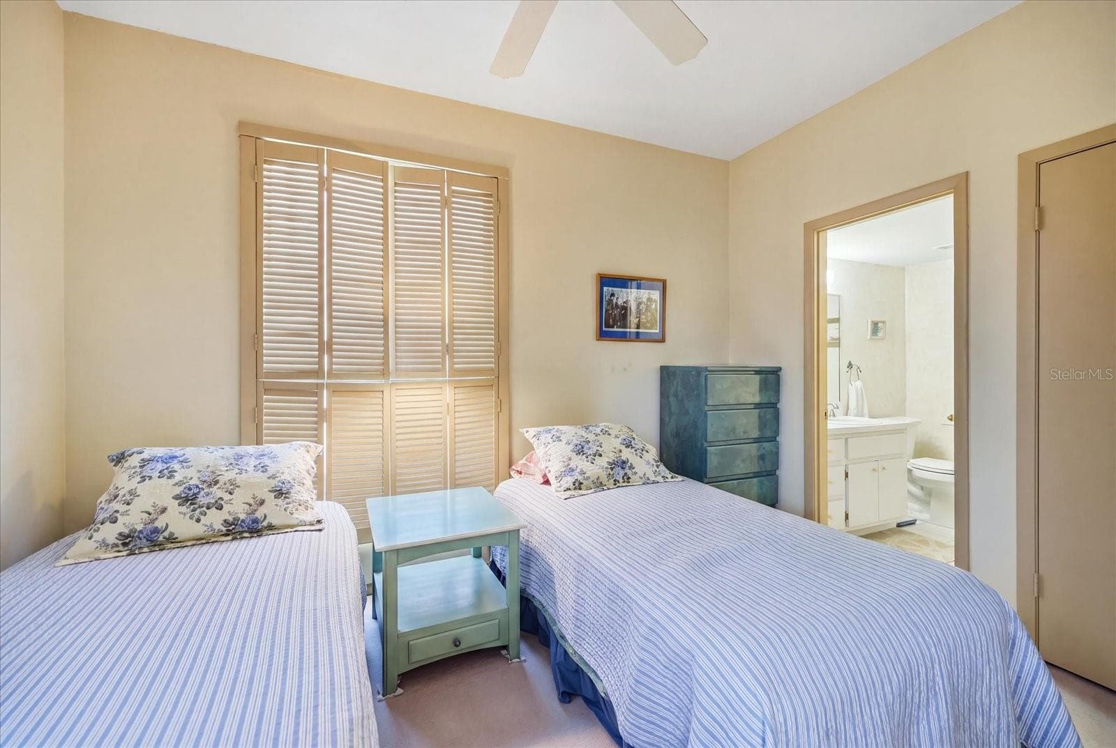 Guest bedroom with ensuite bathroom - 1555 TARPON CENTER DR #116, VENICE