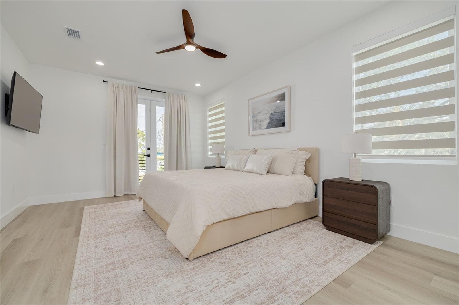 Bedroom with ensuite on the main living level. - 7609 DEEDRA CIR, PORT RICHEY