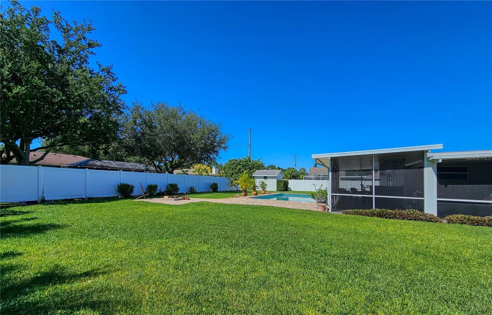 Large side yard behind 5' vinyl privacy fence, room to roam - 2304 50TH ST W, BRADENTON