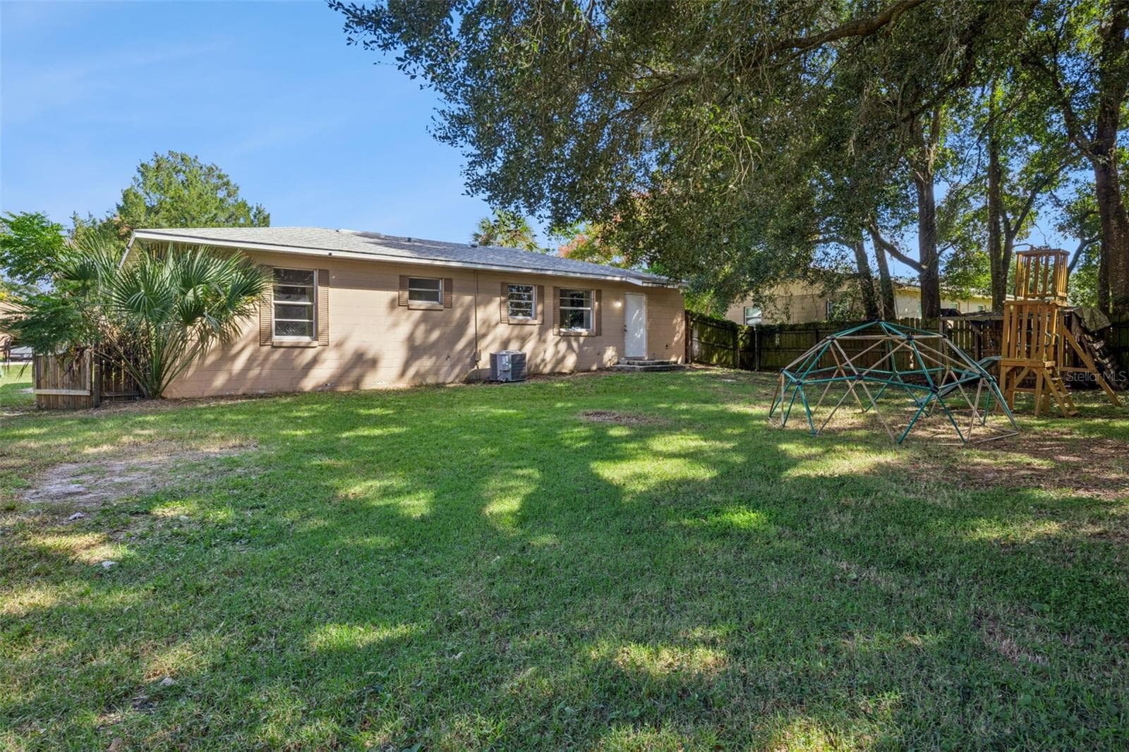 Spacious backyard - 416 WINNERS CIR, LADY LAKE