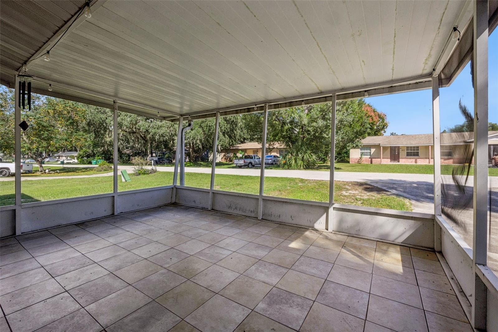 Screened front lanai. - 416 WINNERS CIR, LADY LAKE