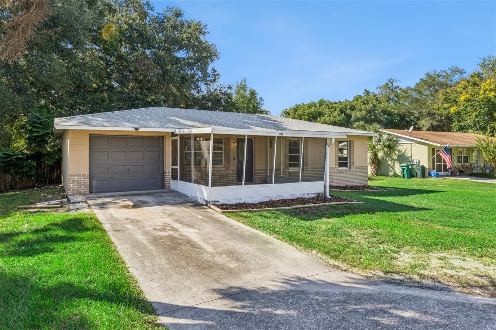 Driveway to 1-car garage. - 416 WINNERS CIR, LADY LAKE
