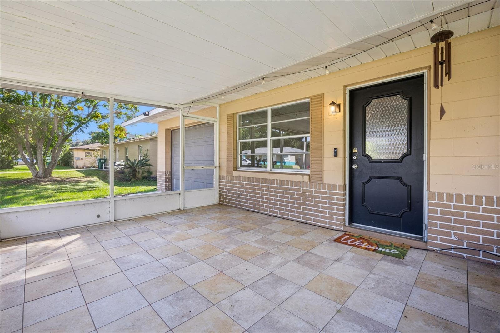 Front Lanai - 14.9 x 11.6 - screened and spacious! - 416 WINNERS CIR, LADY LAKE