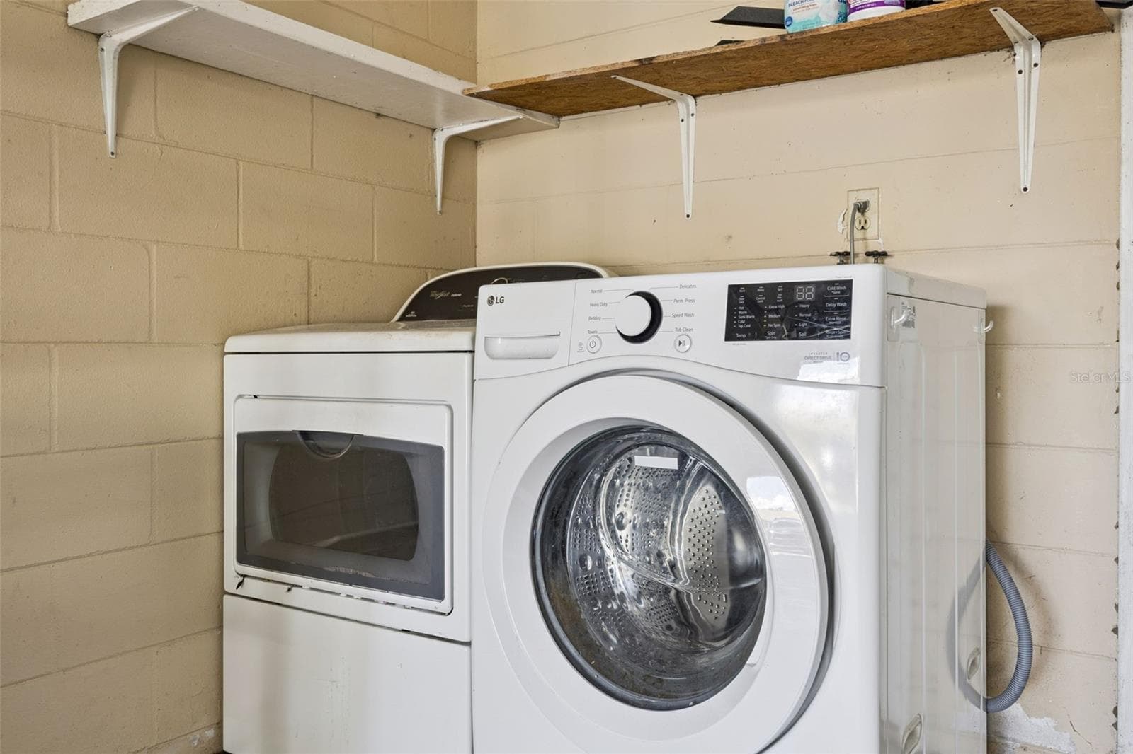 Dryer and Washer hook ups in Garage. - 416 WINNERS CIR, LADY LAKE
