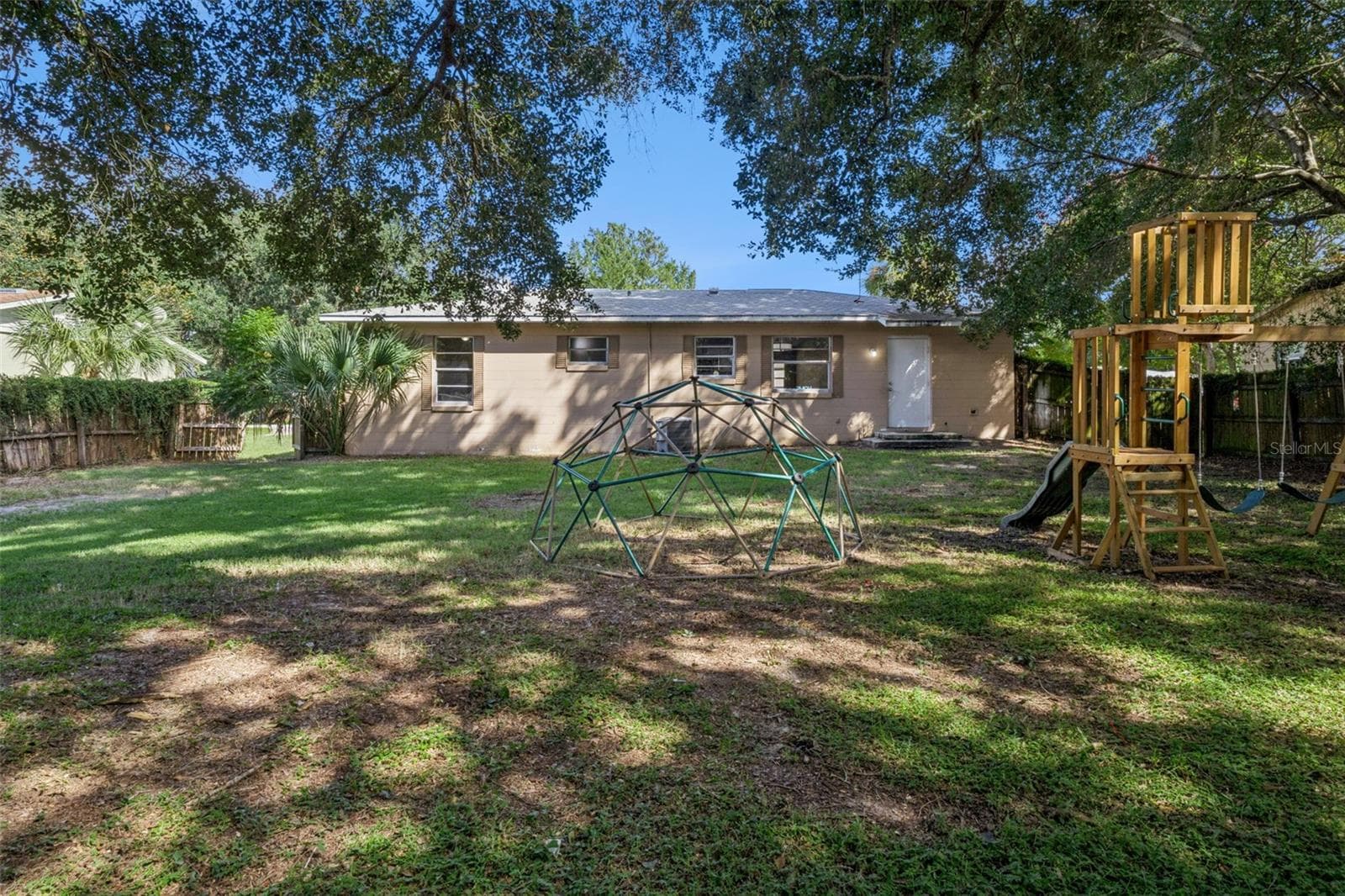 Back yard. - 416 WINNERS CIR, LADY LAKE