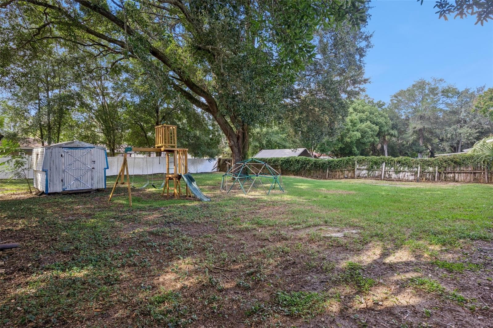 Back yard is spacious. - 416 WINNERS CIR, LADY LAKE