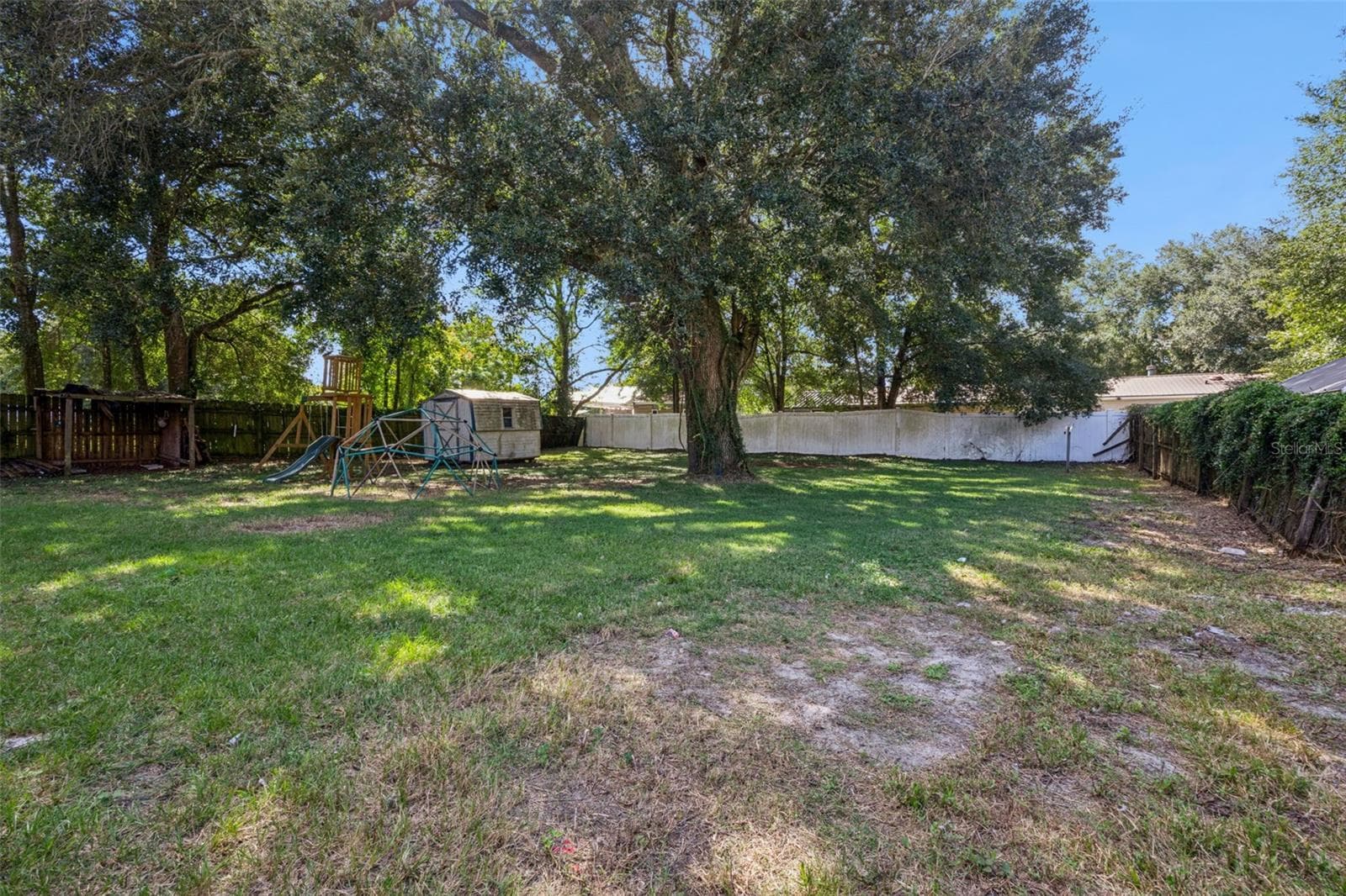 Drive gate leads to back yard - so many possibilities here! - 416 WINNERS CIR, LADY LAKE