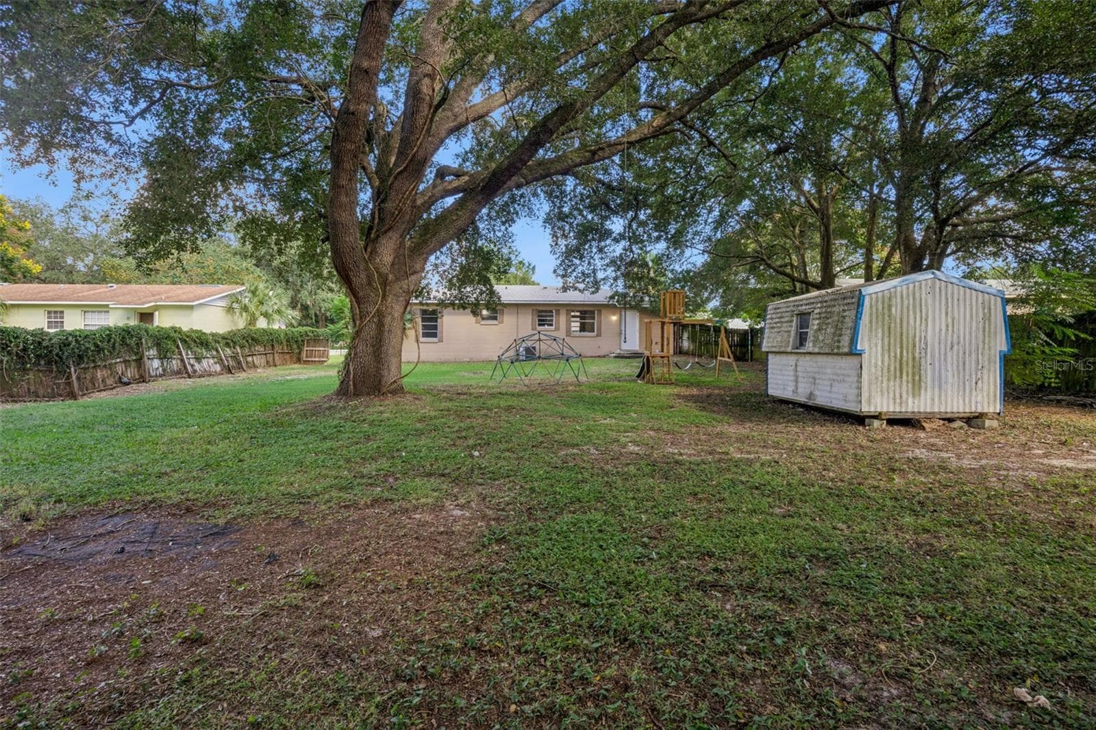 Deep back yard. - 416 WINNERS CIR, LADY LAKE