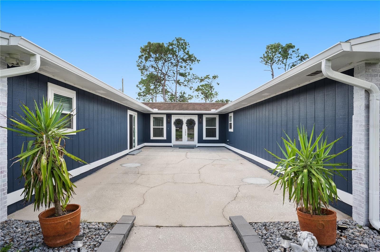Single Family Residence at 1321 LAKE MIRIAM DR, LAKELAND, photo 2 of 44